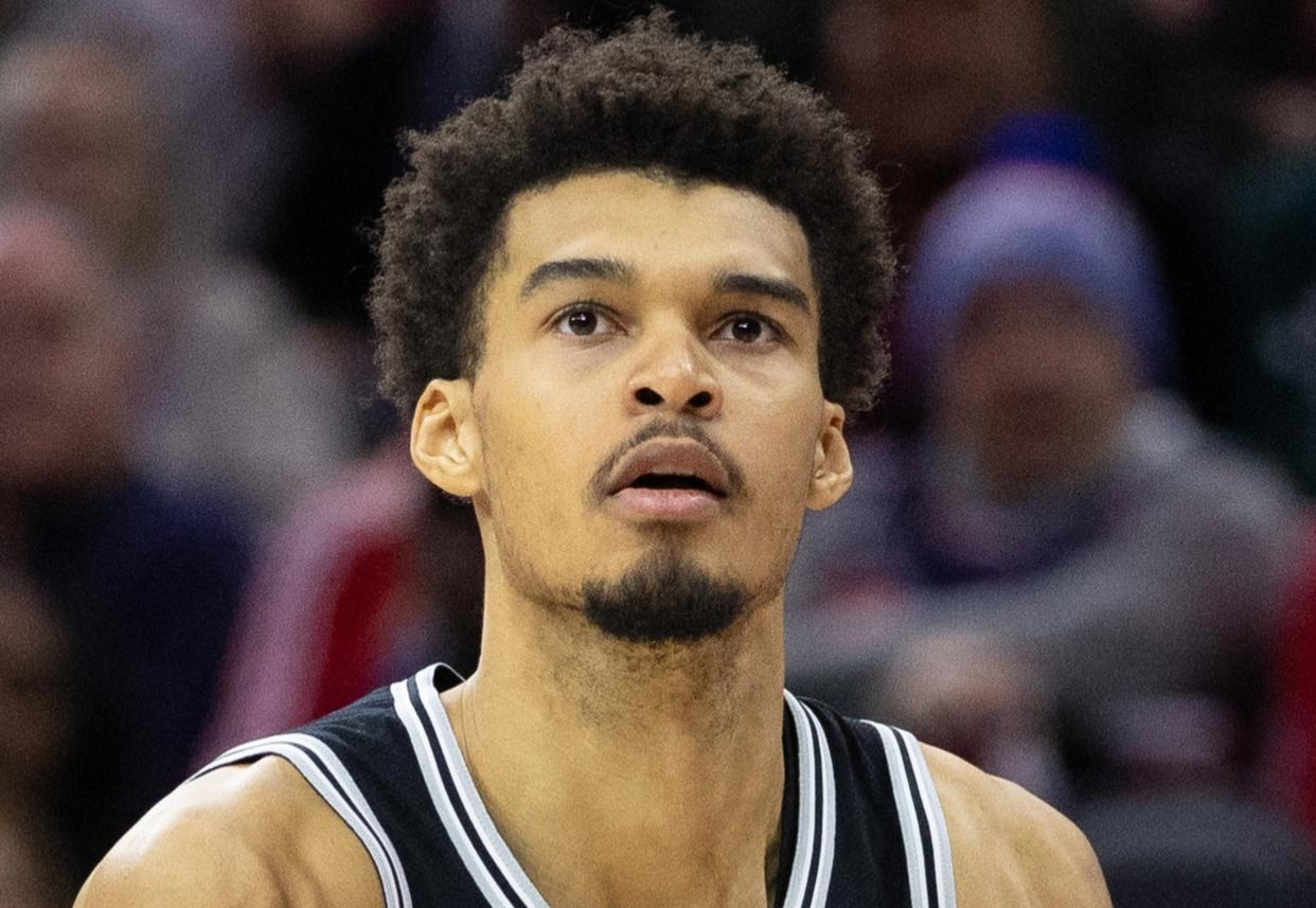 英雄-包含欧篮联清晨再迎强敌，圣安东尼奥马刺更衣室发声，主帅态度：赛场秩序良好，球队文化再被提及的词条